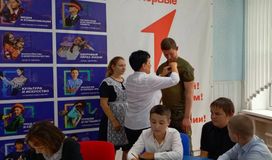 Вручение памятного значка Движение Первых участнику СВО.