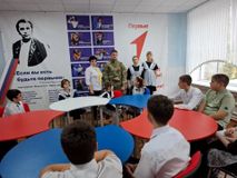 Вручение памятного значка Движение Первых участнику СВО.
